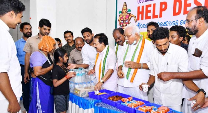 ശബരിമല ഹെൽപ് ഡസ്ക്ക് ; യൂത്ത് കോൺഗ്രസ് പ്രവർത്തകർക്ക് പിന്തുണയുമായി രമേശ് ചെന്നിത്തല ശബരിമല ഹെൽപ് ഡസ്ക്ക് ; യൂത്ത് കോൺഗ്രസ് പ്രവർത്തകർക്ക് പിന്തുണയുമായി രമേശ് ചെന്നിത്തല
