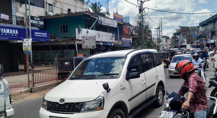 കോന്നിയിൽ ഗതാഗത കുരുക്ക് മുറുകുന്നു കോന്നിയിൽ ഗതാഗത കുരുക്ക് മുറുകുന്നു