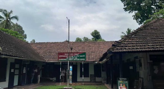 കോന്നി ഫോറെസ്റ്റ് ഡിവിഷൻ ഓഫീസ് കെട്ടിടം ജീർണ്ണാവസ്ഥയിൽ കോന്നി ഫോറെസ്റ്റ് ഡിവിഷൻ ഓഫീസ് കെട്ടിടം ജീർണ്ണാവസ്ഥയിൽ