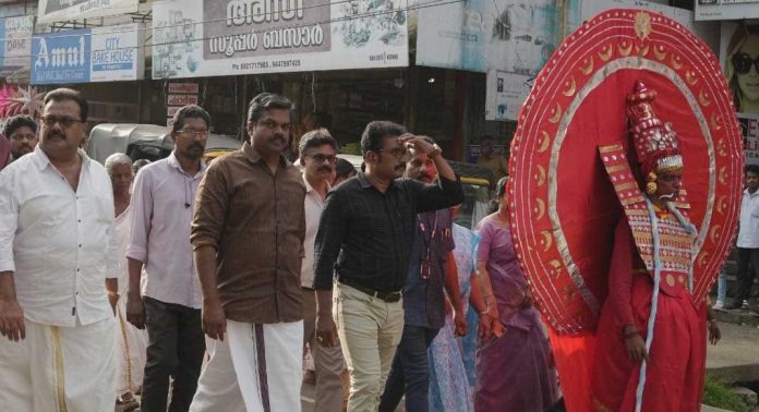 വർണ്ണാഭമായി കോന്നി ഗ്രാമപഞ്ചായത്തിന്റെ നവകേര സദസ്സ് വിളംബര ഘോഷയാത്ര വർണ്ണാഭമായി കോന്നി ഗ്രാമപഞ്ചായത്തിന്റെ നവകേര സദസ്സ് വിളംബര ഘോഷയാത്ര
