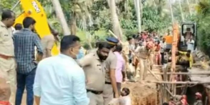 ശ്രീകാര്യത്ത് മണ്ണിടിഞ്ഞ് അപകടം ; കുടുങ്ങിപ്പോയ രണ്ട് പേരില് ഒരാളെ രക്ഷപ്പെടുത്തി ശ്രീകാര്യത്ത് മണ്ണിടിഞ്ഞ് അപകടം ; കുടുങ്ങിപ്പോയ രണ്ട് പേരില് ഒരാളെ രക്ഷപ്പെടുത്തി