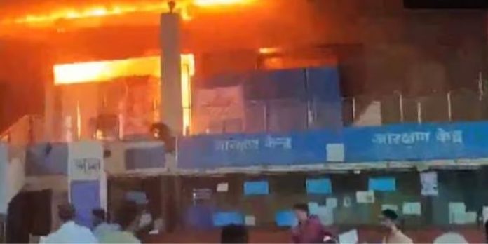 ലോക്മാന്യ തിലക് ടെര്മിനസ് റെയില്വെ സ്റ്റേഷനില് വന്തീപിടിത്തം ; ആർക്കും പരിക്കില്ല ലോക്മാന്യ തിലക് ടെര്മിനസ് റെയില്വെ സ്റ്റേഷനില് വന്തീപിടിത്തം ; ആർക്കും പരിക്കില്ല