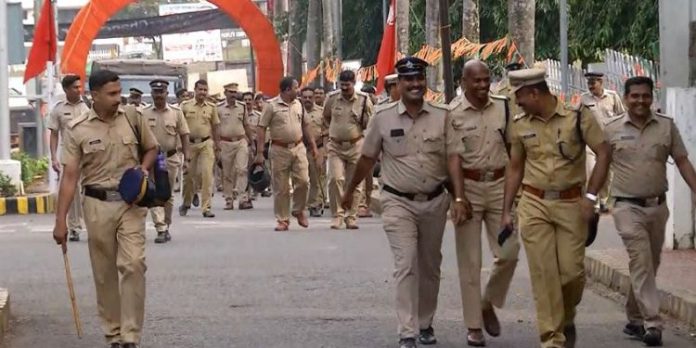 ഗവര്ണറും എസ്എഫ്ഐയും നേർക്ക്നേർ ; കാലിക്കറ്റ് സര്വകലാശാലയില് വന് പോലീസ് വിന്യാസം ഗവര്ണറും എസ്എഫ്ഐയും നേർക്ക്നേർ ; കാലിക്കറ്റ് സര്വകലാശാലയില് വന് പോലീസ് വിന്യാസം
