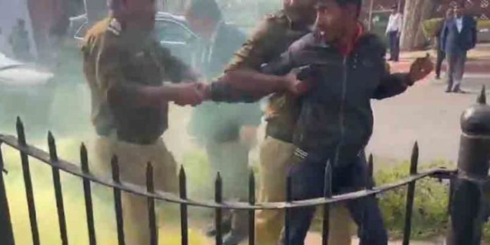 പാര്ലമെന്റ് അതിക്രമം : സംഘത്തില് 6 പേരെന്ന് പോലീസ് ; 2 പേര്ക്കായി തിരച്ചില് പാര്ലമെന്റ് അതിക്രമം : സംഘത്തില് 6 പേരെന്ന് പോലീസ് ; 2 പേര്ക്കായി തിരച്ചില്