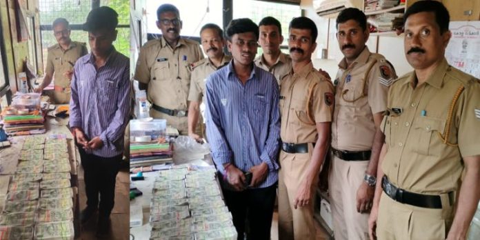 വാളയാര് ചെക്ക്പോസ്റ്റില് കുഴല്പ്പണവേട്ട ; പിടികൂടിയത് 26 ലക്ഷം രൂപ വാളയാര് ചെക്ക്പോസ്റ്റില് കുഴല്പ്പണവേട്ട ; പിടികൂടിയത് 26 ലക്ഷം രൂപ