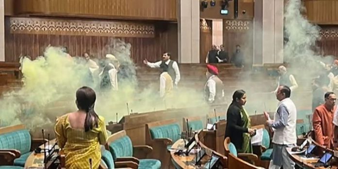 പാര്ലമെന്റ് അതിക്രമക്കേസ് : പ്രതികള്ക്ക് ഭീകരസംഘടനകളുമായി ബന്ധമെന്ന് പോലീസ് പാര്ലമെന്റ് അതിക്രമക്കേസ് : പ്രതികള്ക്ക് ഭീകരസംഘടനകളുമായി ബന്ധമെന്ന് പോലീസ്