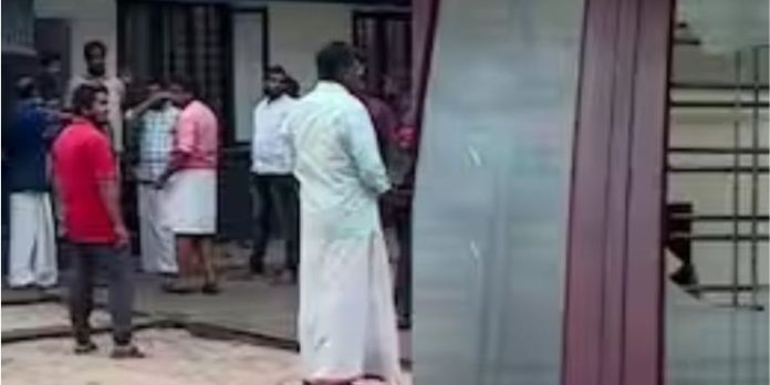 കെപിസിസി ജനറൽ സെക്രട്ടറിയുടെ വീട് ആക്രമിച്ച സംഭവം ; ഒരാൾ അറസ്റ്റിൽ കെപിസിസി ജനറൽ സെക്രട്ടറിയുടെ വീട് ആക്രമിച്ച സംഭവം ; ഒരാൾ അറസ്റ്റിൽ