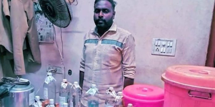 നടുവേദനയ്ക്കുള്ള ഒറ്റമൂലി എന്ന വ്യാജേന ചാരായം വിൽപ്പന; യുവാവ് പിടിയിൽ നടുവേദനയ്ക്കുള്ള ഒറ്റമൂലി എന്ന വ്യാജേന ചാരായം വിൽപ്പന; യുവാവ് പിടിയിൽ