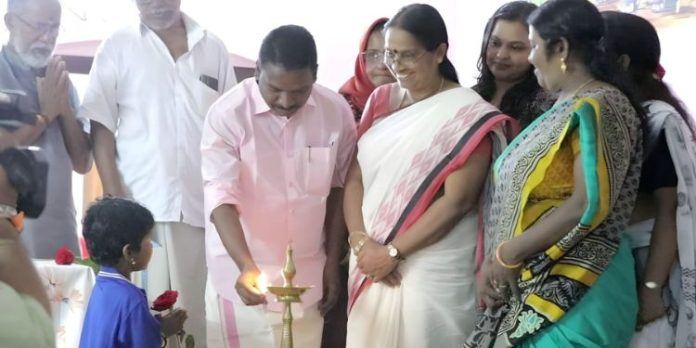 അങ്കണവാടി കുട്ടികളുടെ ചിത്രരചനയായ “കുത്തിവര” യും മായി ഹിൽഡെഫ് അങ്കണവാടി കുട്ടികളുടെ ചിത്രരചനയായ “കുത്തിവര” യും മായി ഹിൽഡെഫ്
