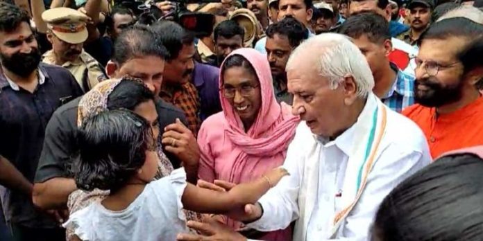 മിഠായിത്തെരുവില് ഗവര്ണറുടെ സ്ട്രീറ്റ് ‘ഷോ’ ; ബാനര് പ്രതിഷേധവുമായി ഡിവൈഎഫ്ഐയും മിഠായിത്തെരുവില് ഗവര്ണറുടെ സ്ട്രീറ്റ് ‘ഷോ’ ; ബാനര് പ്രതിഷേധവുമായി ഡിവൈഎഫ്ഐയും