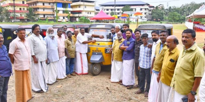 നവകേരള സദസിന്റെ പരാതി സെലിലേക്ക് സൗജന്യ യാത്ര ഒരുക്കി ഓട്ടോ തൊഴിലാളികൾ നവകേരള സദസിന്റെ പരാതി സെലിലേക്ക് സൗജന്യ യാത്ര ഒരുക്കി ഓട്ടോ തൊഴിലാളികൾ