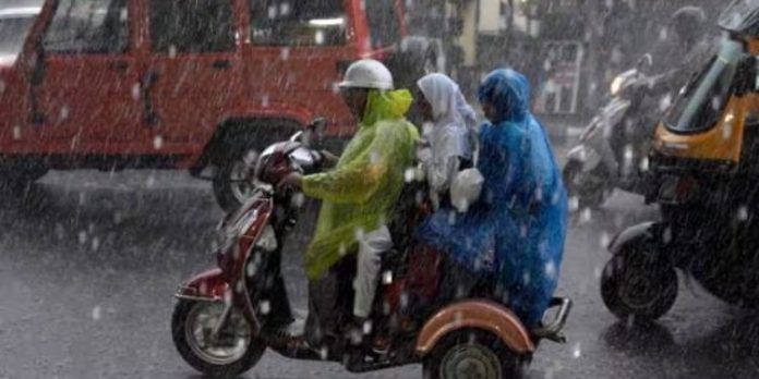 സംസ്ഥാനത്ത് ഇന്നും നാളെയും ശക്തമായ മഴയ്ക്ക് സാധ്യത ; നാലിടത്ത് ഓറഞ്ച്, എട്ടിടത്ത് യെല്ലോ അലര്ട്ട് സംസ്ഥാനത്ത് ഇന്നും നാളെയും ശക്തമായ മഴയ്ക്ക് സാധ്യത ; നാലിടത്ത് ഓറഞ്ച്, എട്ടിടത്ത് യെല്ലോ അലര്ട്ട്