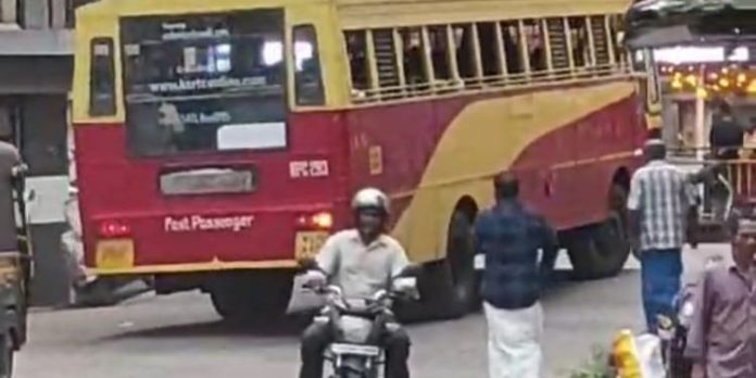 ഇട്ടിയപ്പാറ ബസ് സ്റ്റാന്ഡ് നിയമലംഘനങ്ങളുടെ കേന്ദ്രം ; സ്വകാര്യ വാഹനങ്ങളുടെ പാര്ക്കിംഗ് ജീവന് ഭീഷണി ഇട്ടിയപ്പാറ ബസ് സ്റ്റാന്ഡ് നിയമലംഘനങ്ങളുടെ കേന്ദ്രം ; സ്വകാര്യ വാഹനങ്ങളുടെ പാര്ക്കിംഗ് ജീവന് ഭീഷണി