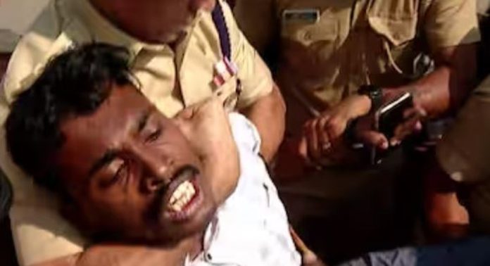 കെഎസ്.യു പ്രവര്ത്തകന്റെ കഴുത്ത് ഞെരിച്ച ഡിസിപിയെ ഭീഷണിപ്പെടുത്തിയ സംഭവം ; സമൂഹമാധ്യമങ്ങൾക്കെതിരെ പപോലീസ് അന്വേഷണം കെഎസ്.യു പ്രവര്ത്തകന്റെ കഴുത്ത് ഞെരിച്ച ഡിസിപിയെ ഭീഷണിപ്പെടുത്തിയ സംഭവം ; സമൂഹമാധ്യമങ്ങൾക്കെതിരെ പപോലീസ് അന്വേഷണം