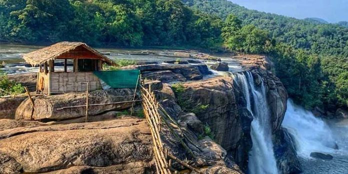 അതിരപ്പിള്ളി വനത്തിനുള്ളിലേക്ക് അതിക്രമിച്ച് കടന്നു ; വാച്ചർക്കും 5 പേർക്കുമെതിരെ കേസ് അതിരപ്പിള്ളി വനത്തിനുള്ളിലേക്ക് അതിക്രമിച്ച് കടന്നു ; വാച്ചർക്കും 5 പേർക്കുമെതിരെ കേസ്