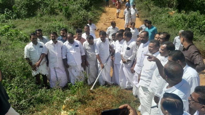കേന്ദ്രീയ വിദ്യാലയത്തിലേക്കുള്ള റോഡ് തടസപെടുത്തുന്ന നടപടി അംഗീകരിക്കില്ല : ആന്റോ ആന്റണി എം പി കേന്ദ്രീയ വിദ്യാലയത്തിലേക്കുള്ള റോഡ് തടസപെടുത്തുന്ന നടപടി അംഗീകരിക്കില്ല : ആന്റോ ആന്റണി എം പി