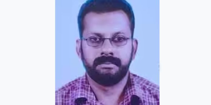 ആനയെ കയറ്റി വന്ന ലോറി കയറിയിറങ്ങി ബൈക്ക് യാത്രികന് ദാരുണാന്ത്യം ആനയെ കയറ്റി വന്ന ലോറി കയറിയിറങ്ങി ബൈക്ക് യാത്രികന് ദാരുണാന്ത്യം