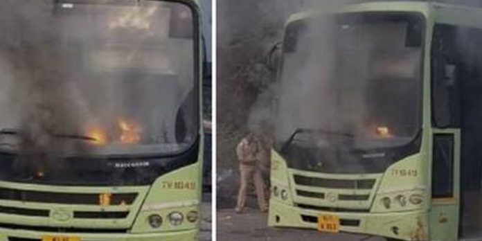 പമ്പയിൽ കെഎസ്ആർടിസി ബസിന് തീ പിടിച്ചു പമ്പയിൽ കെഎസ്ആർടിസി ബസിന് തീ പിടിച്ചു