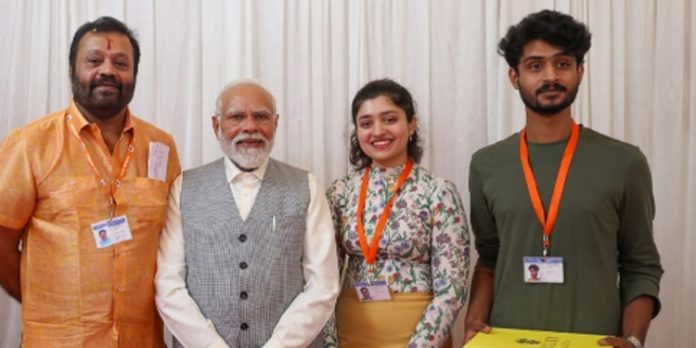 മക്കൾക്കൊപ്പം പ്രധാനമന്ത്രിയെ സന്ദർശിച്ച് സുരേഷ് ഗോപി മക്കൾക്കൊപ്പം പ്രധാനമന്ത്രിയെ സന്ദർശിച്ച് സുരേഷ് ഗോപി