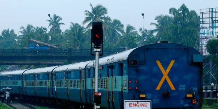 ഓടുന്ന ട്രെയിനിൽ നിന്നും യുവാവ് പുറത്തേക്ക് ചാടി ഓടുന്ന ട്രെയിനിൽ നിന്നും യുവാവ് പുറത്തേക്ക് ചാടി