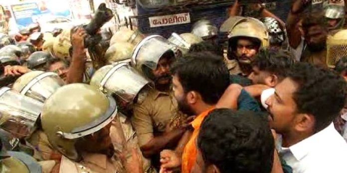 രാഹുൽ മാങ്കൂട്ടത്തിലിന്റെ അറസ്റ്റ് ; യൂത്ത് കോണ്ഗ്രസ് മാര്ച്ചില് സംഘര്ഷം ; ലാത്തിച്ചാര്ജ് രാഹുൽ മാങ്കൂട്ടത്തിലിന്റെ അറസ്റ്റ് ; യൂത്ത് കോണ്ഗ്രസ് മാര്ച്ചില് സംഘര്ഷം ; ലാത്തിച്ചാര്ജ്