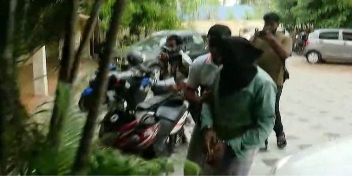 കൈവെട്ട് കേസ് : ‘സവാദ് പ്രതിയെന്നറിഞ്ഞത് ഇന്നലെ ; വിവാഹം ഷാജഹാനെന്ന് വിശ്വസിപ്പിച്ച്’ ; ഭാര്യാപിതാവ് കൈവെട്ട് കേസ് : ‘സവാദ് പ്രതിയെന്നറിഞ്ഞത് ഇന്നലെ ; വിവാഹം ഷാജഹാനെന്ന് വിശ്വസിപ്പിച്ച്’ ; ഭാര്യാപിതാവ്