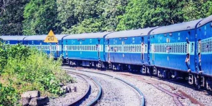 സിഗ്നല് തകരാര് പരിഹരിക്കുന്നതിനിടെ ട്രെയിന് പാഞ്ഞുകയറി ; മൂന്നു റെയില്വേ ജീവനക്കാര് മരിച്ചു സിഗ്നല് തകരാര് പരിഹരിക്കുന്നതിനിടെ ട്രെയിന് പാഞ്ഞുകയറി ; മൂന്നു റെയില്വേ ജീവനക്കാര് മരിച്ചു