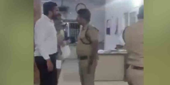 അഭിഭാഷകനോട് പോലീസിന്റെ മോശം പെരുമാറ്റം ; ആരെയും ചെറുതായി കാണരുതെന്ന് ഹൈക്കോടതി അഭിഭാഷകനോട് പോലീസിന്റെ മോശം പെരുമാറ്റം ; ആരെയും ചെറുതായി കാണരുതെന്ന് ഹൈക്കോടതി