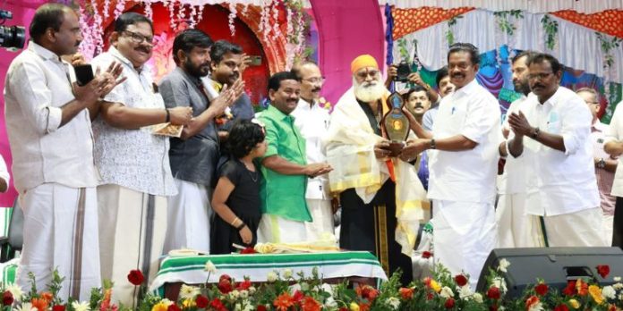 ഹരിവരാസനം പുരസ്കാര ജേതാവ് പി. കെ. വീരമണിദാസനെ അഭിനന്ദിച്ച് മന്ത്രി കെ. രാധാകൃഷ്ണൻ ഹരിവരാസനം പുരസ്കാര ജേതാവ് പി. കെ. വീരമണിദാസനെ അഭിനന്ദിച്ച് മന്ത്രി കെ. രാധാകൃഷ്ണൻ