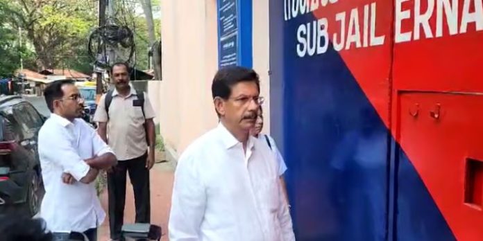 കൈവെട്ട് കേസ് ; പ്രതി സവാദിനെ തിരിച്ചറിഞ്ഞ് പ്രൊഫസർ ടി ജെ ജോസഫ് കൈവെട്ട് കേസ് ; പ്രതി സവാദിനെ തിരിച്ചറിഞ്ഞ് പ്രൊഫസർ ടി ജെ ജോസഫ്