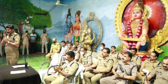 മകരവിളക്ക് മഹോത്സവം : പോലീസ് സേനയുടെ പുതിയ ബാച്ചിലെ രണ്ടാം സംഘം ചുമതലയേറ്റു മകരവിളക്ക് മഹോത്സവം : പോലീസ് സേനയുടെ പുതിയ ബാച്ചിലെ രണ്ടാം സംഘം ചുമതലയേറ്റു