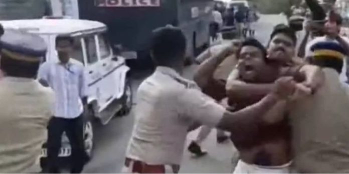വീണ്ടും പ്രതിഷേധം : എസ്എഫ്ഐ ഗവര്ണര്ക്ക് നേരെ കരിങ്കൊടി വീശി വീണ്ടും പ്രതിഷേധം : എസ്എഫ്ഐ ഗവര്ണര്ക്ക് നേരെ കരിങ്കൊടി വീശി
