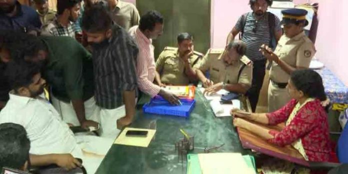 വിദ്യാര്ഥിയുടെ ആത്മഹത്യാശ്രമം : അധ്യാപികയ്ക്കെതിെര കേസ് വിദ്യാര്ഥിയുടെ ആത്മഹത്യാശ്രമം : അധ്യാപികയ്ക്കെതിെര കേസ്