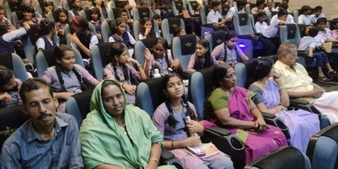 ഗ്രാമവൃക്ഷത്തിലെ കുയില് : ആശാന്റെ ജീവിത കഥ പറയുന്ന സിനിമയ്ക്ക് മികച്ച പ്രതികരണം ഗ്രാമവൃക്ഷത്തിലെ കുയില് : ആശാന്റെ ജീവിത കഥ പറയുന്ന സിനിമയ്ക്ക് മികച്ച പ്രതികരണം