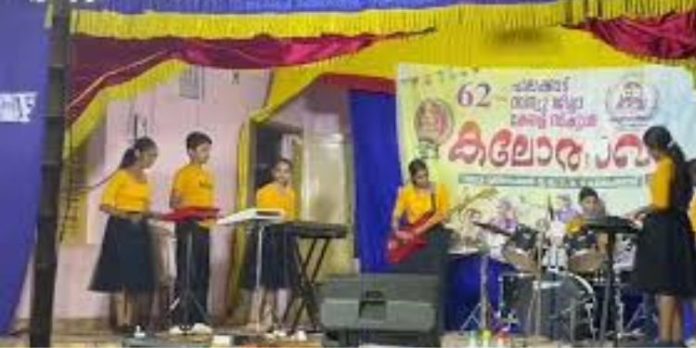 സംസ്ഥാന സ്കൂള് കലോത്സവം : ശബ്ദ സംവിധാനത്തിൽ സാങ്കേതിക സൗകര്യങ്ങളുടെ കുറവ് ; വൃന്ദവാദ്യ വേദി മാറ്റി സംസ്ഥാന സ്കൂള് കലോത്സവം : ശബ്ദ സംവിധാനത്തിൽ സാങ്കേതിക സൗകര്യങ്ങളുടെ കുറവ് ; വൃന്ദവാദ്യ വേദി മാറ്റി