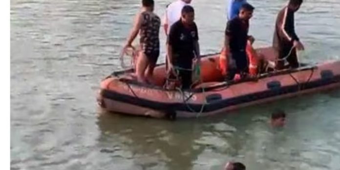 ഗുജറാത്തിൽ വിനോദയാത്രയ്ക്ക് പോയ ബോട്ട് മറിഞ്ഞു ; ആറ് വിദ്യാർഥികൾ മരിച്ചു ഗുജറാത്തിൽ വിനോദയാത്രയ്ക്ക് പോയ ബോട്ട് മറിഞ്ഞു ; ആറ് വിദ്യാർഥികൾ മരിച്ചു