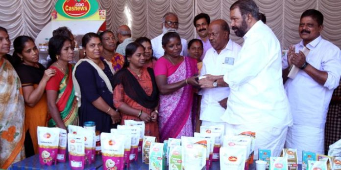 കശുവണ്ടിപ്പരിപ്പിന്റെ രുചിയും ഗുണവും രുചിച്ചറിയാം ; പുതിയ നീക്കവുമായി കാഷ്യു കോര്പറേഷന് കശുവണ്ടിപ്പരിപ്പിന്റെ രുചിയും ഗുണവും രുചിച്ചറിയാം ; പുതിയ നീക്കവുമായി കാഷ്യു കോര്പറേഷന്