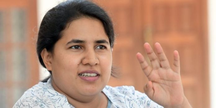 രജിസ്ട്രേഷന് ചട്ടങ്ങള് പാലിച്ചില്ല ; വീണയ്ക്കും എക്സാലോജിക്കിനും ഒരു ലക്ഷം രൂപ പിഴ രജിസ്ട്രേഷന് ചട്ടങ്ങള് പാലിച്ചില്ല ; വീണയ്ക്കും എക്സാലോജിക്കിനും ഒരു ലക്ഷം രൂപ പിഴ