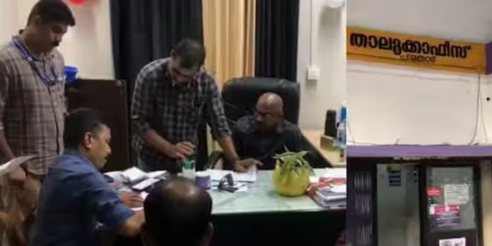 പാലക്കാട് കൈക്കൂലി വാങ്ങുന്നതിനിടെ തഹസില്ദാര് വിജിലന്സ് പിടിയില് പാലക്കാട് കൈക്കൂലി വാങ്ങുന്നതിനിടെ തഹസില്ദാര് വിജിലന്സ് പിടിയില്
