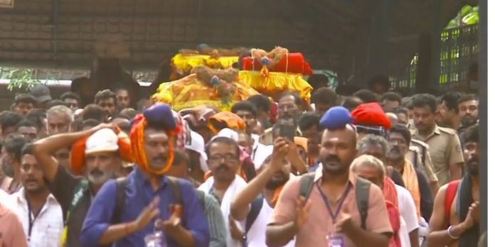 ഭക്തിസാന്ദ്രമായി സന്നിധാനം : തിരുവാഭരണ ഘോഷയാത്ര സന്നിധാനത്ത് എത്തി ഭക്തിസാന്ദ്രമായി സന്നിധാനം : തിരുവാഭരണ ഘോഷയാത്ര സന്നിധാനത്ത് എത്തി
