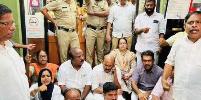 പാലാരിവട്ടം പോലീസ് സ്റ്റേഷൻ ഉപരോധം ; കോൺഗ്രസ് നേതാക്കൾക്കെതിരെ കടുത്ത നടപടികളിലേക്ക് പാലാരിവട്ടം പോലീസ് സ്റ്റേഷൻ ഉപരോധം ; കോൺഗ്രസ് നേതാക്കൾക്കെതിരെ കടുത്ത നടപടികളിലേക്ക്