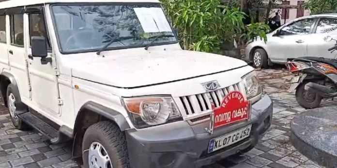 ബ്രഹ്മപുരം മാലിന്യ പ്ലാന്റിനു വിട്ടുനൽകിയ സ്ഥലത്തിനു പണം നല്കിയില്ല ; തഹസിൽദാറുടെ വാഹനം ജപ്തി ചെയ്തു ബ്രഹ്മപുരം മാലിന്യ പ്ലാന്റിനു വിട്ടുനൽകിയ സ്ഥലത്തിനു പണം നല്കിയില്ല ; തഹസിൽദാറുടെ വാഹനം ജപ്തി ചെയ്തു
