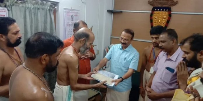 ശബരിമല : ജീവനക്കാരന്റെ കുടുംബത്തിന് സഹായധനം കൈമാറി ശബരിമല : ജീവനക്കാരന്റെ കുടുംബത്തിന് സഹായധനം കൈമാറി