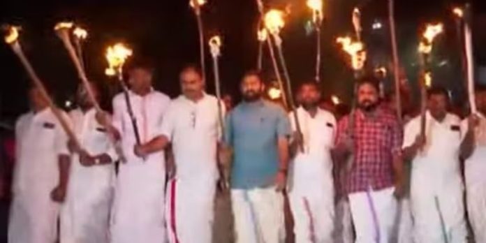 ക്ലിഫ് ഹൗസിലേക്ക് യൂത്ത് കോൺഗ്രസിന്റെ നൈറ്റ് മാർച്ച് : പന്തംകൊളുത്തി പ്രവർത്തകർ ക്ലിഫ് ഹൗസിലേക്ക് യൂത്ത് കോൺഗ്രസിന്റെ നൈറ്റ് മാർച്ച് : പന്തംകൊളുത്തി പ്രവർത്തകർ