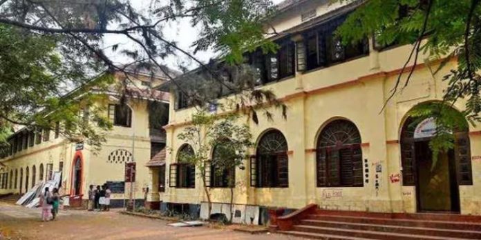 മഹാരാജാസ് കോളജില് എസ്എഫ്ഐ- ഫ്രറ്റേണിറ്റി സംഘര്ഷം ; ഒമ്പത് പേര്ക്ക് പരിക്ക് മഹാരാജാസ് കോളജില് എസ്എഫ്ഐ- ഫ്രറ്റേണിറ്റി സംഘര്ഷം ; ഒമ്പത് പേര്ക്ക് പരിക്ക്