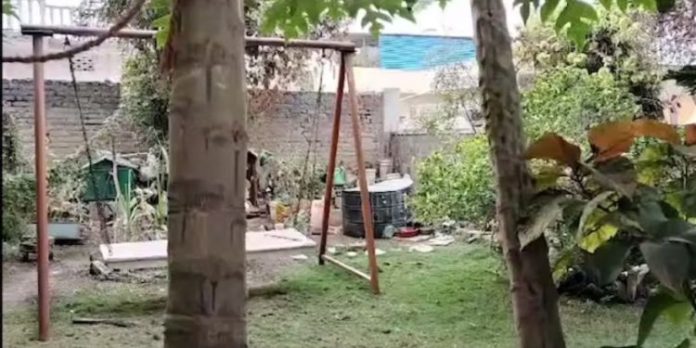 കർണാടകയിൽ സർക്കാർ സ്കൂളിലെ ശുചിമുറികൾ വിദ്യാർത്ഥികളെ കൊണ്ട് വൃത്തിയാക്കിച്ചെന്ന് പരാതി കർണാടകയിൽ സർക്കാർ സ്കൂളിലെ ശുചിമുറികൾ വിദ്യാർത്ഥികളെ കൊണ്ട് വൃത്തിയാക്കിച്ചെന്ന് പരാതി