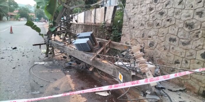 അയ്യപ്പഭക്തരുടെ വാഹനം നിയന്ത്രണം വിട്ട് ട്രാൻസ്ഫോർമറിൽ ഇടിച്ചു അയ്യപ്പഭക്തരുടെ വാഹനം നിയന്ത്രണം വിട്ട് ട്രാൻസ്ഫോർമറിൽ ഇടിച്ചു