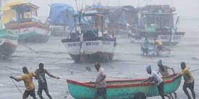 മത്സ്യത്തൊഴിലാളി ജാഗ്രതാ നിര്ദ്ദേശം : കേരള – ലക്ഷദ്വീപ് തീരങ്ങളില് മത്സ്യബന്ധനത്തിന് പോകാന് പാടില്ല മത്സ്യത്തൊഴിലാളി ജാഗ്രതാ നിര്ദ്ദേശം : കേരള – ലക്ഷദ്വീപ് തീരങ്ങളില് മത്സ്യബന്ധനത്തിന് പോകാന് പാടില്ല