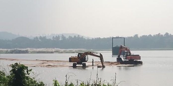 സംസ്ഥാനത്ത് നദികളിൽ നിന്നുള്ള മണൽവാരൽ പുനരാരംഭിക്കുന്നു സംസ്ഥാനത്ത് നദികളിൽ നിന്നുള്ള മണൽവാരൽ പുനരാരംഭിക്കുന്നു