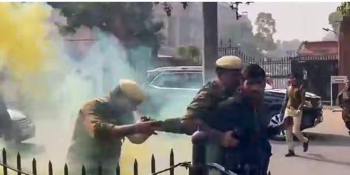 പാര്ലമെന്റ് പുകയാക്രമണം : അഞ്ച് പ്രതികള് നുണപരിശോധനയ്ക്ക് അനുമതി നല്കി പാര്ലമെന്റ് പുകയാക്രമണം : അഞ്ച് പ്രതികള് നുണപരിശോധനയ്ക്ക് അനുമതി നല്കി